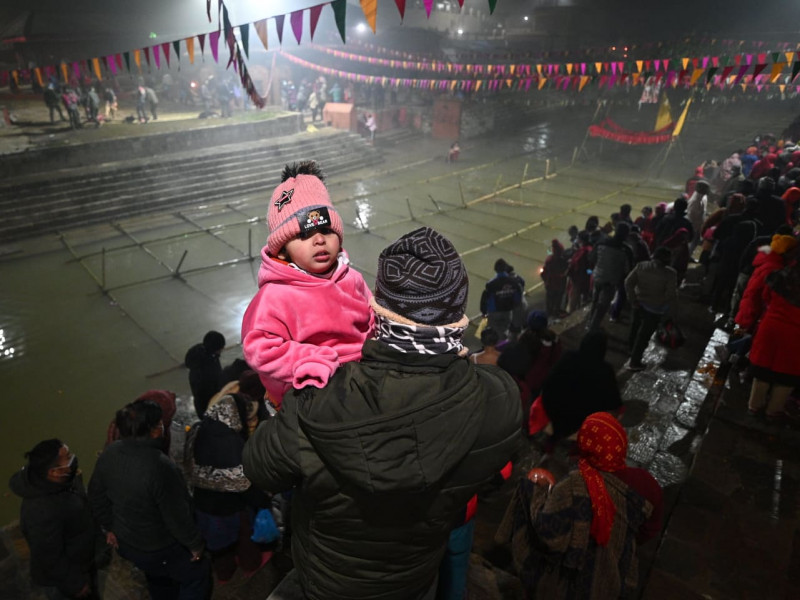 पनाैतीमा मकर मेला : तिर्थालुले लत्याए काेभिड मापदण्ड (तस्वीरहरू)